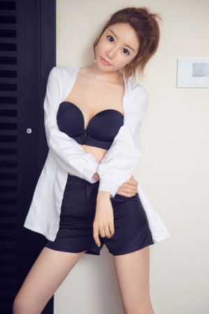 女室友自愿成为我的脚奴